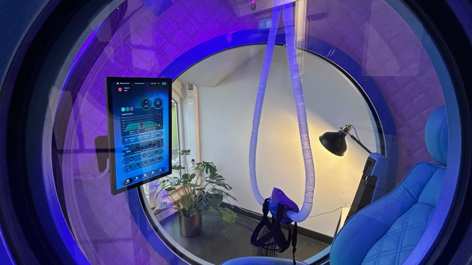 Innsiden av hyperbart oksygenkammer med komfortabel behandlingsstol