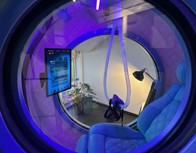 Innsiden av hyperbart oksygenkammer med komfortabel behandlingsstol